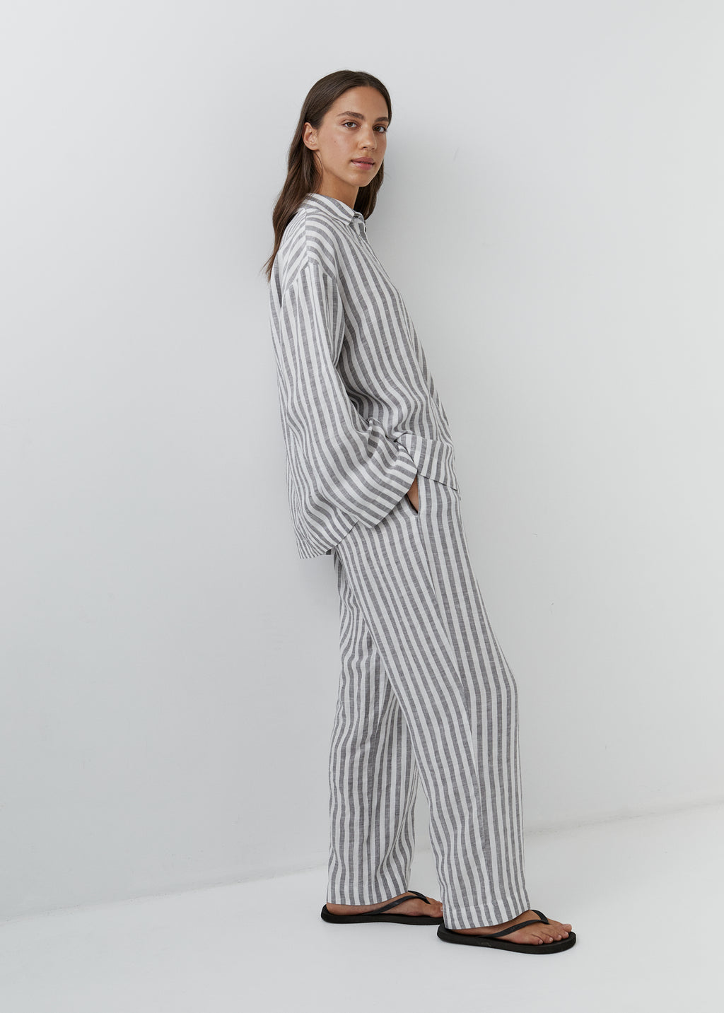 Gray and white striped trousers in 100% linen with inseam side pockets.